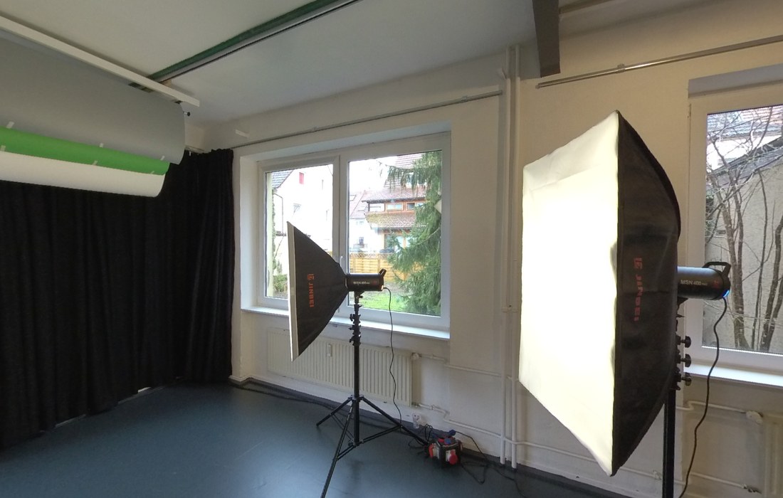 Interior 360° view of a photo studio with softboxes and windows, shown level in Spherolino